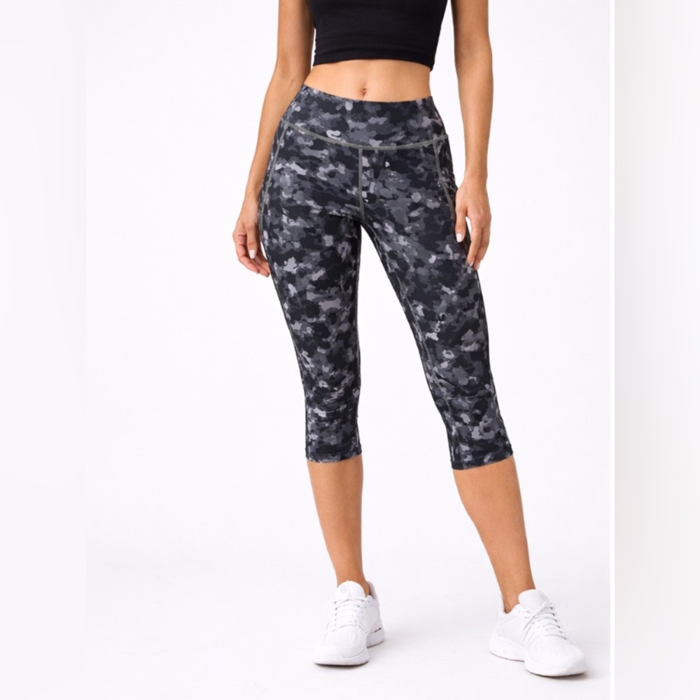 Women’s The North Face Leggings Large Gray Black Camo Capri Activewear